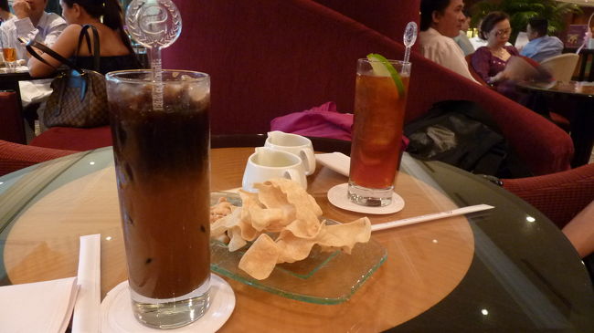 夜景のツアーまでまだ時間があるので、シェラトンでお茶タイム。<br /><br />すっかりトリコになった、ベトナムコーヒー（クリームはフレッシュでした）と、アイスティー。<br />スナック付き。<br />ゆったりと過ごせて◎。
