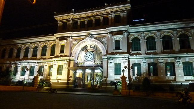 時間ぴったりに、ツアーの係員のお姉さんが迎えに来て、夜景＆ディナークルーズに出掛けます。<br /><br />ここで、ホテルで両替しようとしていたら、お姉さんが、「私がしてあげる。良いレートよ。<br />今1ドル￥90よ」と！<br /><br />「え〜、いつの間に？」「今日よ」<br />きっぱり言い切ったので、頼んでしまったのでした。<br />前の日ネット見てなかったからね〜。<br />少しにしといて良かった（苦笑）<br /><br />ライトアップされた市民劇場。<br />しばらく眺めていたいけど、「さあ、次」とマキでどんどん行動です。