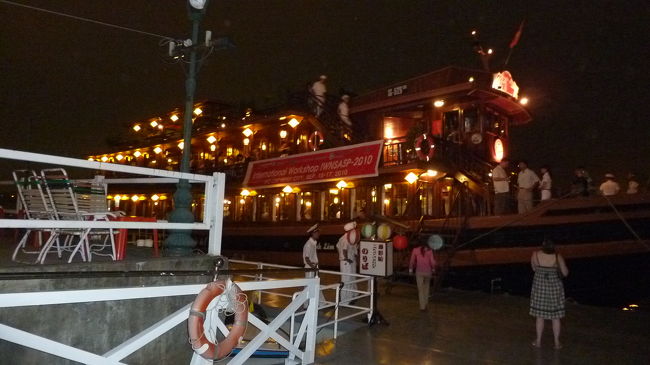 さあ、今度はディナークルーズです。<br /><br />船の名前を見るひまもなくせかされ、慌てて一枚。