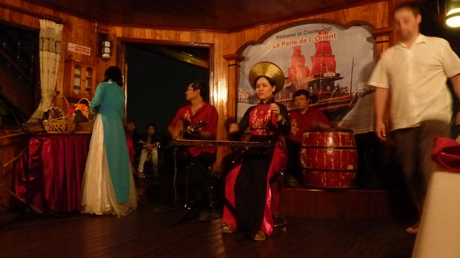 通された席はバンドに一番近い席。<br /><br />すぐに大音量の演奏とお客さんのノリノリダンスが始まりました。<br />結構揺れる〜、会話全く聞こえない〜。