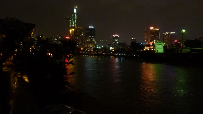 席を逃れて川岸を撮影していると、ツアーのお姉さんが来て、「席、上の階に代えてもらうよ。」と気を利かせてくれました。