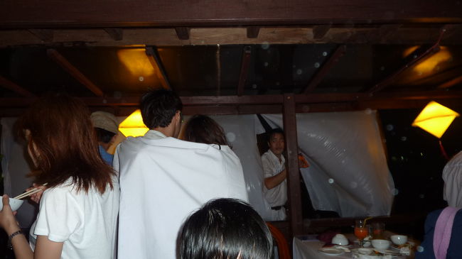 と、そこへお約束の雷雨。<br />今日は少し遅い時間でしたが。。<br />クルーは大慌て！<br />全身ビショビショになりながら、テーブルクロスを窓代わりに金槌で打ち付けていました。<br />それにしても、スコールって毎日来るんだよね～？？<br />ロールスクリーンとか付けとけばどんなに楽か～。。<br /><br />いやはや、盛りだくさんの一日でした。<br />これも良い思い出です♪<br /><br />④最終日はチョロンへへ続く～<br />http://4travel.jp/traveler/hiyotomo/album/10503295/