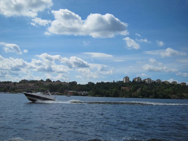 船に乗って宮殿に向かう途中の、船から撮った写真。天気も良くてとてものどかでした。