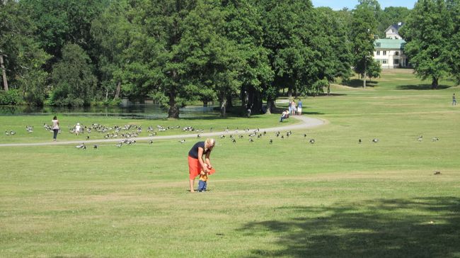 お庭は無料なので、観光客のみならず地元の方々の憩いの場となっていました。<br />