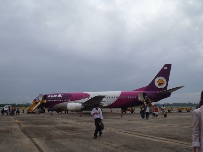 タイの格安航空会社ノックエアーを利用。<br />機体が鳥マークでかわいいんだよね。<br /><br />これからウドンタニまで飛んで、ラオスへ国境越えします。
