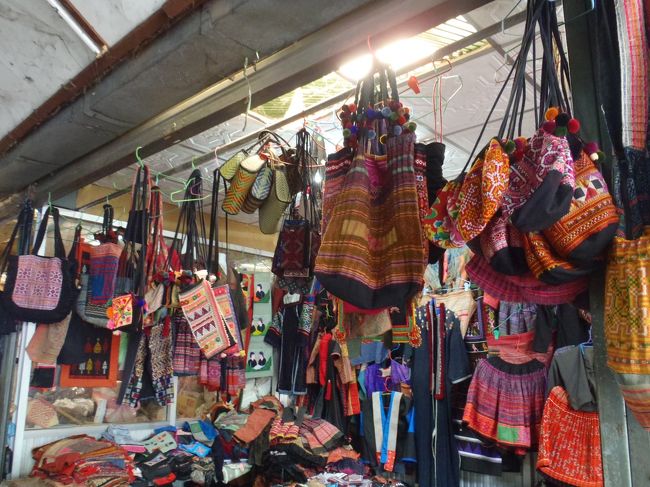 最初に向かったのは、タラート・サオという市場へ。<br />ラオスの民族衣装のスカートが欲しくていろいろ見てたんだけど、雑貨も手が凝ってて素敵でした。<br />全部手作りなんだってー。