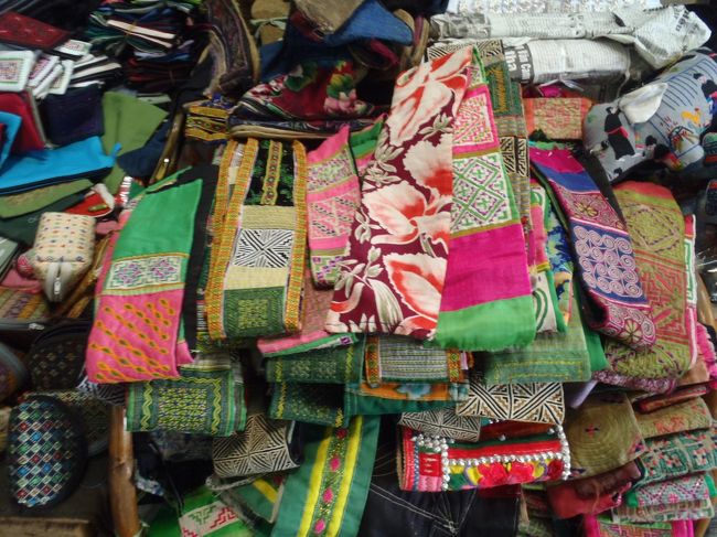 色鮮やかでどれも綺麗。<br />また来たの？って言われる位何回も見て回って、こ1時間くらい。<br />悩んだ挙句、刺繍の財布(20000キープ＝200円くらい）とポーチ(350円)を購入しました。