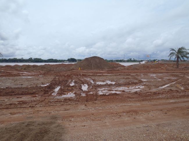 メコン川工事中(泣)<br />ここでたたずむ予定だったのにィ〜〜