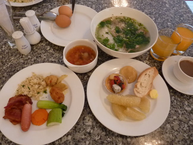 今朝のごはん。<br /><br />3日間ともフォーは欠かしません。<br />ざぼんもぽりぽり。<br />あひるのゆで卵も嬉しいし。<br />フルーツタルトも瑞々しくて、シアワセ♪