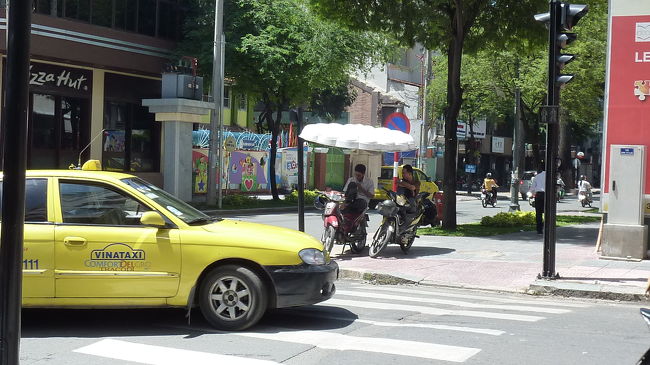 バス停の傘の下で、バイクで仲良く日よけ。