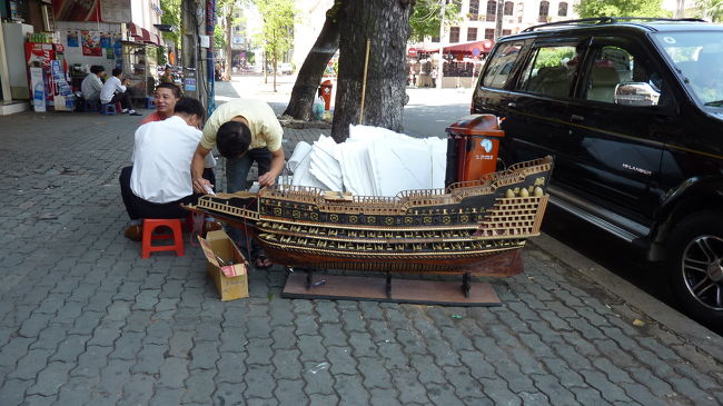 こんなに大きな船、表で作ってました。