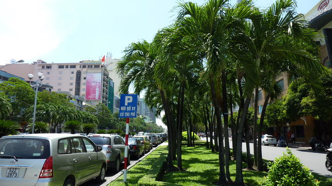 緑も眩しいグエンフエ通り。