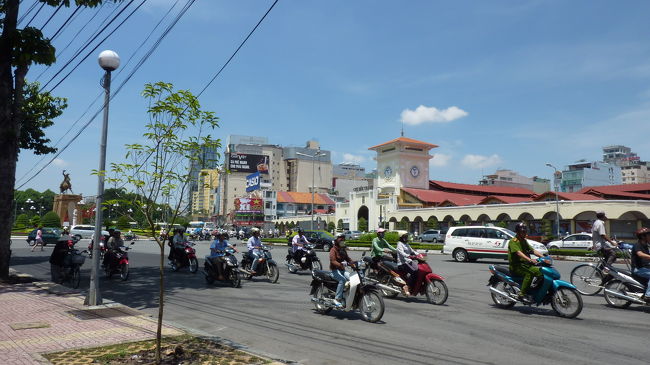 ベンタイン通りまで歩いて、1番のバスに乗って、ビンタイ市場まで行きます。