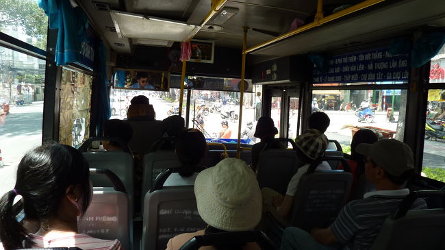 すぐにバスが来たので、即乗り込みました。<br /><br />バスに乗ると車掌さんが切符を売りに来ます。<br />一人一律３０００ドン。<br />￥15なり〜。<br />安っ！！<br /><br />ノートに、ベトナム語で、「ベンタイン市場に着いたら教えて下さい」と書いて、必死に車掌さんに見てもらう。<br />車掌さん、分かった分かったとうなづく。<br /><br />