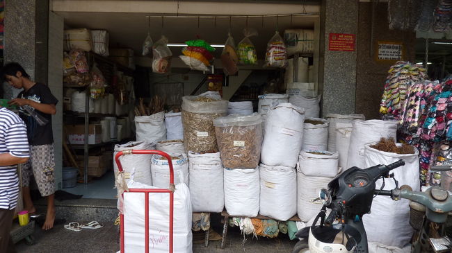 市場へ行くまでの外側のお店が沢山並びます。<br />もうここから市場が始まってるんですね。