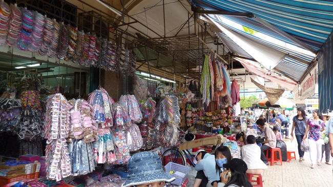 雑貨がひしめき合っています。