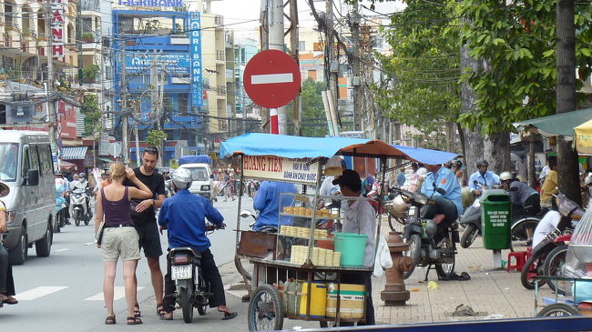 市場前の様子。<br />観光客も沢山いて、何故かホッとします。