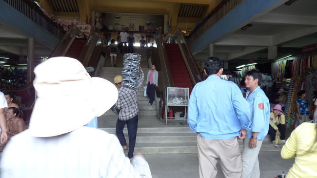 正面から入ると、階段の両脇に「元」エスカレーターが。<br />もう絨毯を敷いて、それもクタビレてて。<br />修理する気はもはやなさそうですね（笑）<br /><br />ムッとする空気の中、階段を上がり、先ずは２階へ。<br />ここはロの字になっていて、場所によっては中庭からの風が吹きぬけ、<br />結構居心地よさそうです。