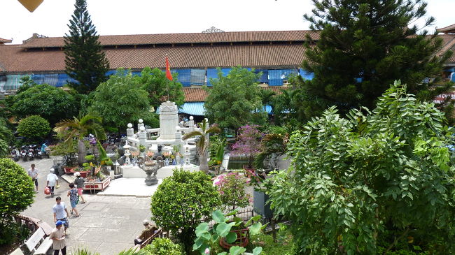 中庭はこんなに気持良さそう。<br />だけど、何せ暑くて暑くて、ベンチは火傷しそうでした。