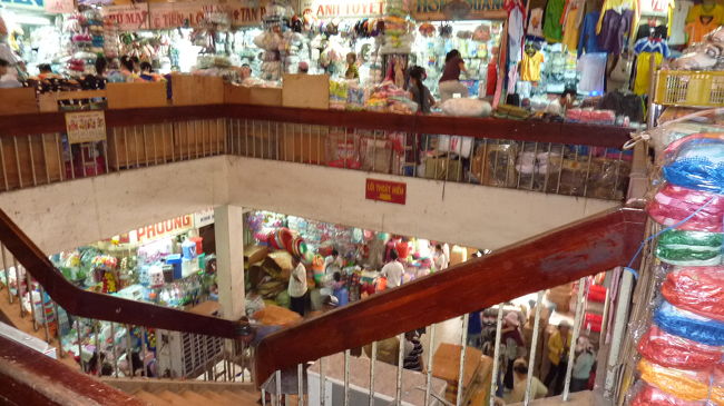 ボケちゃったけど、吹き抜け。<br />ごっちゃりしてるけど、整然と並んだ店は、結構見やすいんです。