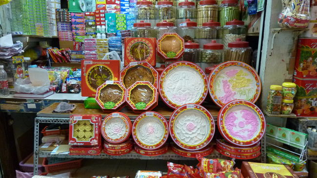 カラフルな落雁と月餅。