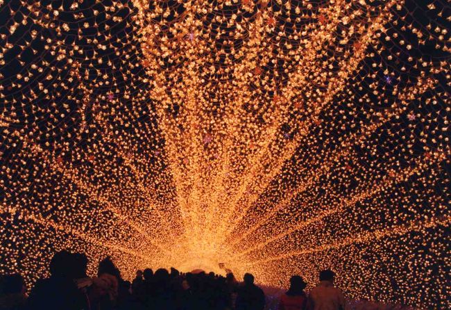 『光の回廊』<br />イルミネーションの一番の目玉。<br />この道には夕方、明るいうちから行列が。