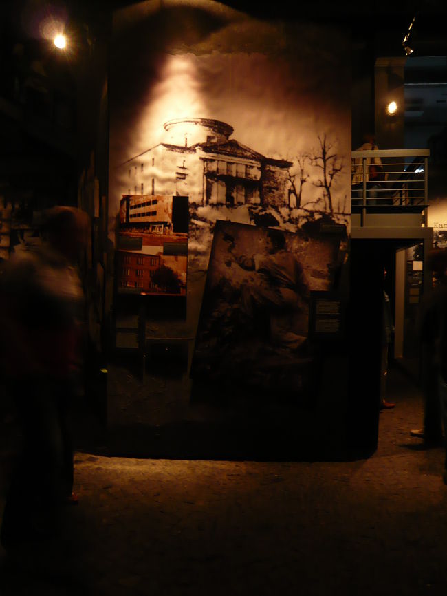 軍隊の足音と戦闘機の音が鳴り響いています。