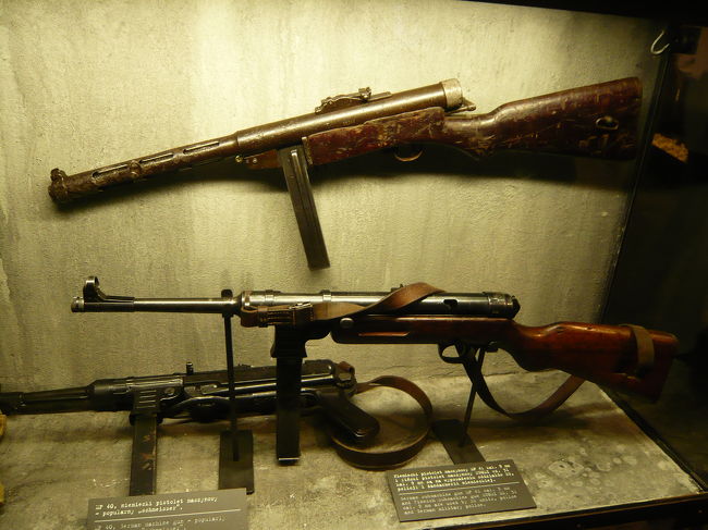 実際の銃などの展示もあります。