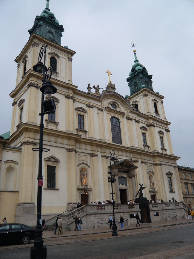 聖十字架教会。<br />この日は結婚式をしていたので中に入れず・・・<br />でもきれいな花嫁さんを見られました♪