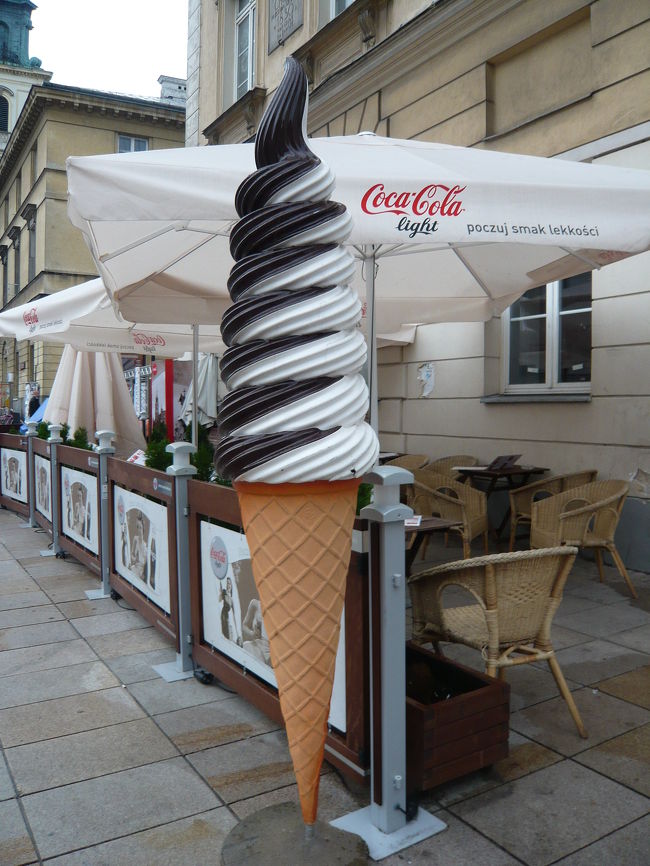 なんか日本では見ないような<br />細長いソフトクリームです。