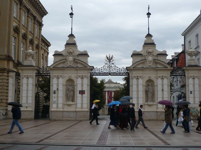 門の奥には何があるのかな？