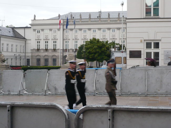 大統領官邸前はバリケードで囲まれています。