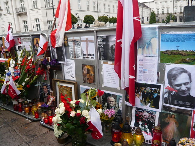 大統領官邸前にはたくさんの花や写真が飾ってありました。