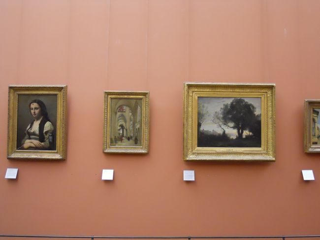 ここはコローの部屋なの？<br />館内員の若いお兄さんに聞くと、いや○△×の作品もあります。ホラあそこに、、、<br />ホー、どうもありがとう　って日本語で言うと　どうも　ってどういう意味？<br />フーン　一生懸命日本語の勉強中みたいです。<br />えーと　ドウモ　はVERYとかSO MUCHみたいな感じだよ。<br />じゃ、アリガトって言われたらなんて言うの？<br />