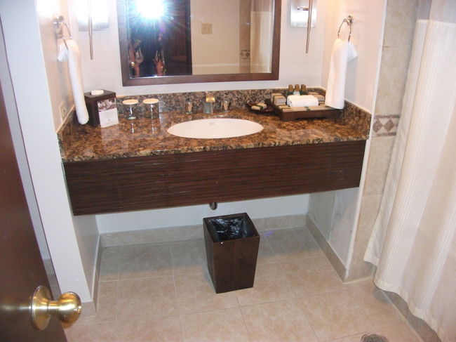 夜１１：５５　グアム到着。<br />滞在ホテルはアウトリガーです。<br />多少、古さも感じますが、立地は最高！全室オーシャンビュー、買い物や食事にもすべてが徒歩圏にあるので助かりました。