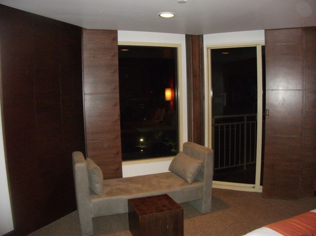 窓からは夜景と日中は海が見えます。