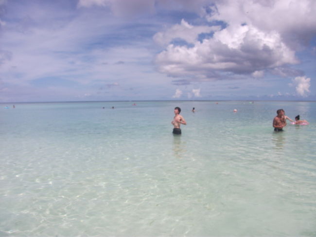 海は遠浅で最高にきれいです。
