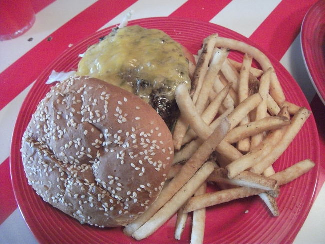 ホテルの正面にある、TGI　Friday　でランチ。<br />すべてがビッグサイズで２品を家族４人でシェア！十分過ぎます！