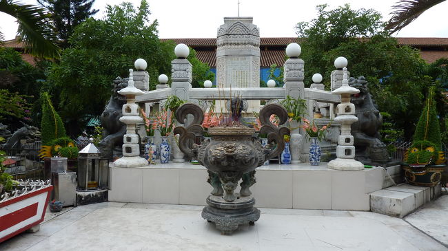 お菓子も沢山買ったけど、とにかく暑くて暑くて退散です。<br />その前に、中庭のお寺？にご挨拶。