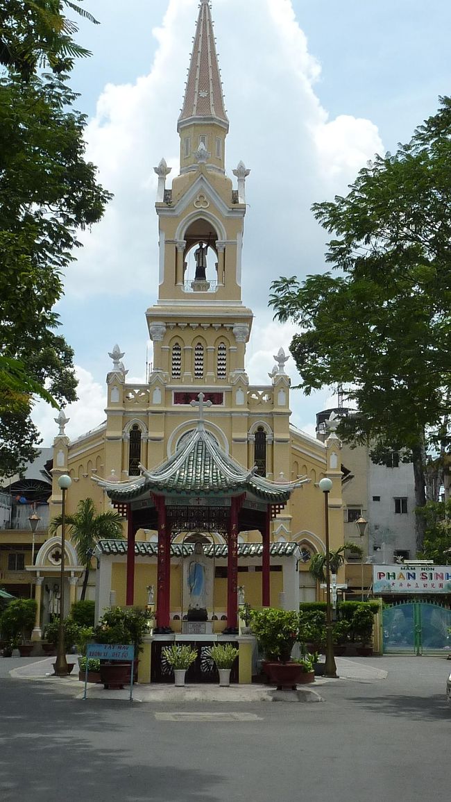 すぐ近くの、チャタム教会。<br />涼しげにそびえていますね。<br /><br />この後、歩けど歩けど目的地に近づけず、ついに暑さに気力負けしそうになった時、やっとTAXIが捉まりました。<br /><br />でも、地図を見せても、店名を見せても分からないとの事。<br />やはり住所じゃないとダメなんですね〜。。<br /><br />もう、ここは断念して、バスターミナルへ戻ってもらう事にしました（泣）<br /><br />ターミナルから、再びバスに乗り、ベンタイン市場まで戻りましたが、1番のバスは、リバーサイドホテルまで行っているはず。<br />そのまま乗って行こうとしていたら、降りる様に言われてしまいました。