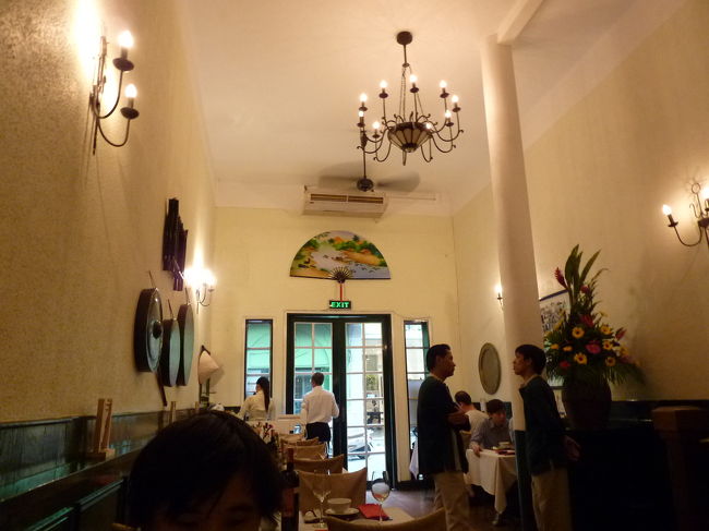 アガナう気力もなく、ボーっとして来た頭でレロイ通りを歩きながら、この際構うもんかとガイドブックを見ながら歩いていると、ドンコイ周辺まで戻りました。<br />すると、リサーチからは漏れていましたが、お店の雰囲気の良い「レモングラス」に到着。<br /><br />このお店、漆喰の壁が落ち着く、インテリアもステキなお店で、店員さんのサービスもお料理も一流でした！！<br />それもそのはず、ここは指折りの名店だったようですね〜。