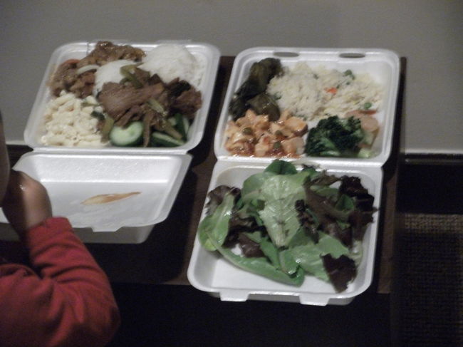 夜は夫がマイクロネシアモールのフードコートで調達。