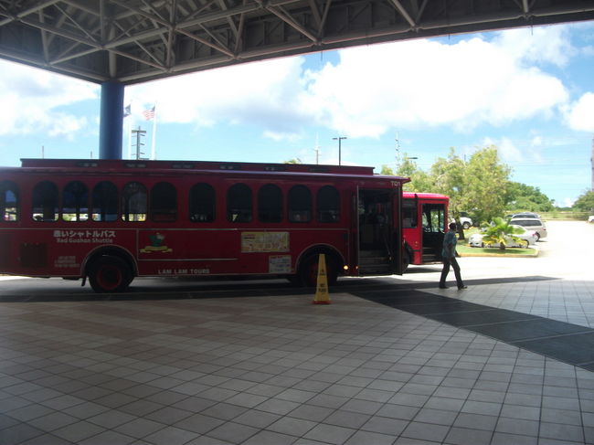 赤いシャトルバスでマイクロネシアモールへ行きました。