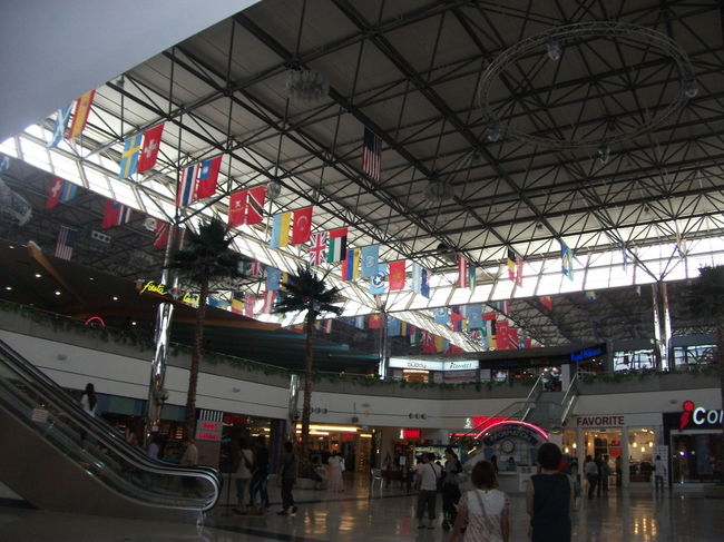 マイクロネシアモール　<br />ショッピングマーケットもあって、緑の野菜やら、こどもに必需品のバナナやら現地価格で購入しました。