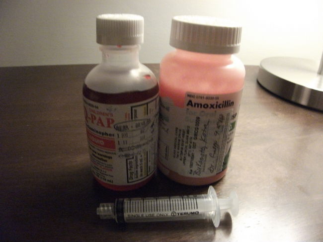 ３日目の夜、次男（１歳）が発熱し、４日目朝、現地の病院へ行きました。三井海上の海外旅行保険はキャッシュレスで医療機関を受信できる上、通訳と送迎付で助かりました。保険料も高くありません！<br />しかも手続きはJTBが行ってくれました。　<br />グアムでは４時間おきに解熱剤を投与します。高熱も薬であっという間に下がり元気になりますが、薬が切れるころ、がっと熱があがり、また投与すると再び熱が引いて元気になります。恐ろしい薬です。