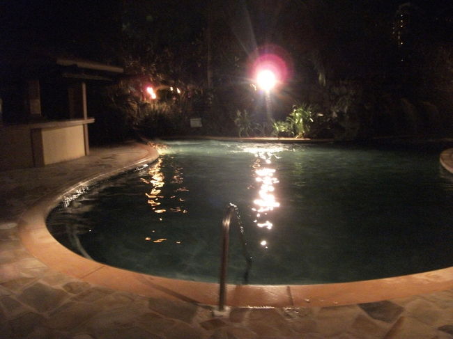 夜はプールサイドにトーチ点灯