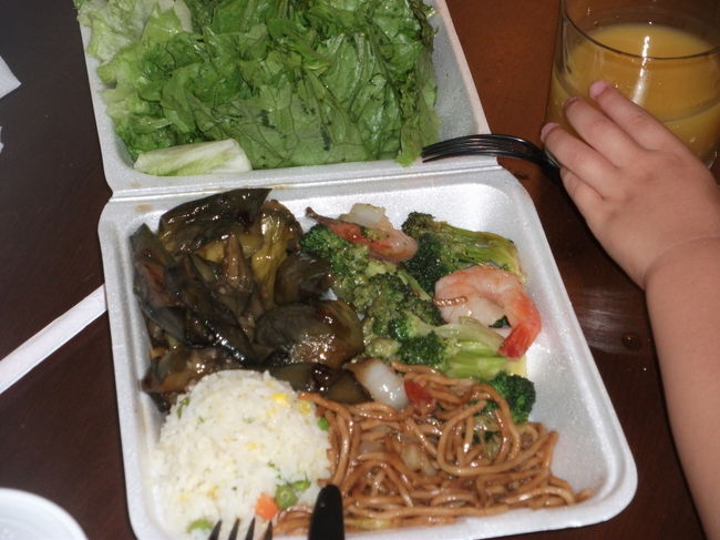 息子の発熱により、今夜もマイクロネシアモールのフードコートへ長男と父親が買い出しに行きました。