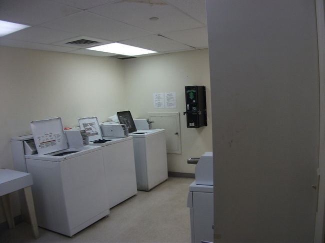 アウトリガーの地下にあるコインランドリー。<br />滞在中、毎日ここで洗濯、乾燥を使っていました。