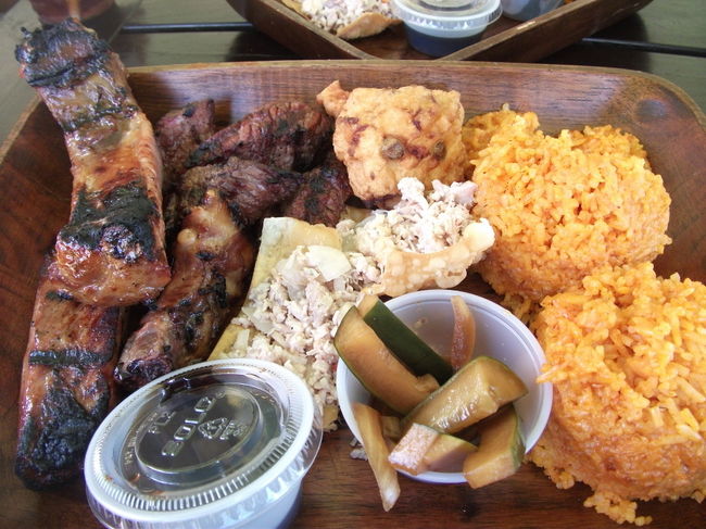 食事はボリュ〜ミ〜で、かつお手ごろ価格。これにビールがついて１５ドルです。