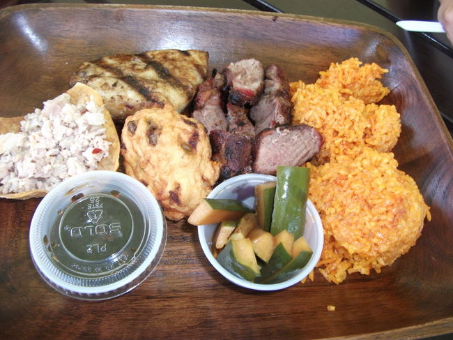 大人が一食注文すると子ども分が無料になります。つまり１５ドルで２セット！お得です。スペアリブ、おいしかったです！